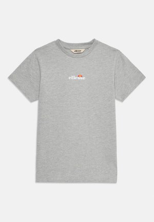 Grå kortermet T-skjorte laget av myk bomull, med en liten hvit og rød logo på venstre brystområde. Klassisk rund hals.