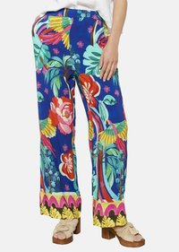 Hlače iz modrega blaga s cvetličnim vzorcem in širokimi nogami. Vključujejo živahne barve, kot so roza, oranžna in zelena. Okrašene z dekorativnim robom.