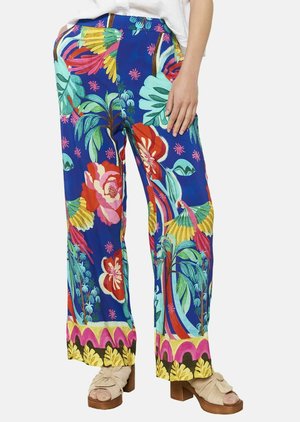 Pantaloni in tessuto blu con motivo floreale e design a gamba larga. Include colori vivaci come il rosa, l'arancione e il verde. Accentuato con un orlo decorativo.