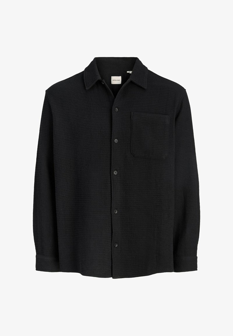 Chemise noire à manches longues boutonnée, tissu texturé, une poche poitrine et col classique, présentée sur fond blanc.