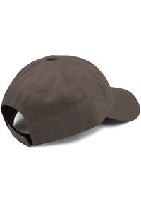 Cappellino da baseball in cotone marrone con visiera curvata, cinturino posteriore regolabile e fori di ventilazione. Presenta una texture liscia e un design minimale.