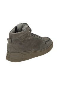 Botte de basketball montante en suède gris avec un intérieur en peluche, une semelle en caoutchouc texturée et un design minimaliste cousu sur les côtés.