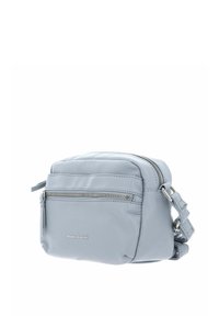 Sac bandoulière en cuir bleu clair avec une finition texturée, doté d'une poche zippée à l'avant, d'une fermeture à glissière pour le compartiment principal et d'une bande réglable.