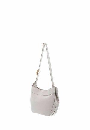 Petit sac à main en cuir gris clair avec une bandoulière réglable et un détail de boucle dorée sur fond blanc.