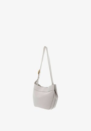 Petit sac à main en cuir gris clair avec une bandoulière réglable et un détail de boucle dorée sur fond blanc.