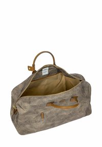 Sac de voyage en toile brune texturée avec des poignées en cuir, fermeture éclair et intérieur spacieux. Présente un motif tissé et un doublure beige.
