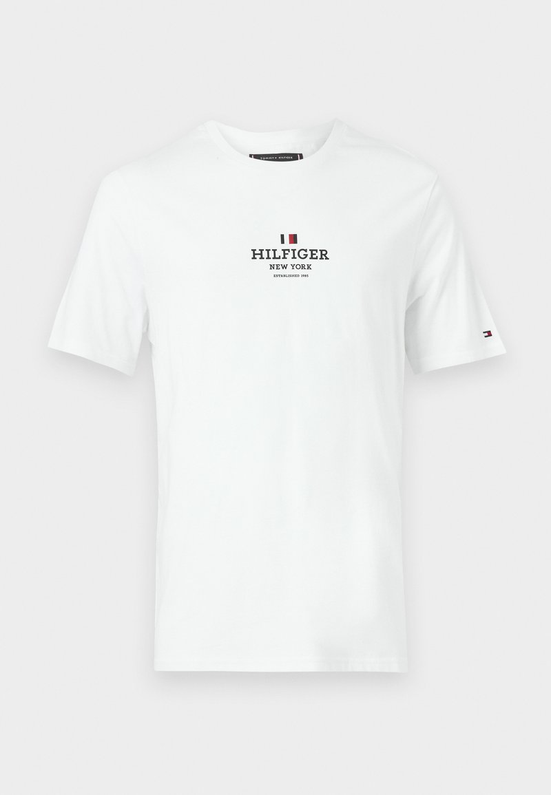 Biała bawełniana koszulka z krótkim rękawem, z napisem "HILFIGER NEW YORK" na czarnym tle oraz z małym czerwonym i niebieskim logo na rękawie.