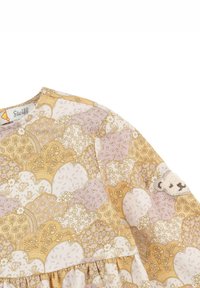 Abito leggero con motivo floreale nei colori viola, oro e crema. Presenta un orlo arricciato e un'applicazione di orsetto sulla spalla.