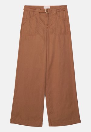 Brown wide-leg pants made of soft cotton with a belt featuring a circular metal buckle. Includes two front pockets and stitched detailing.