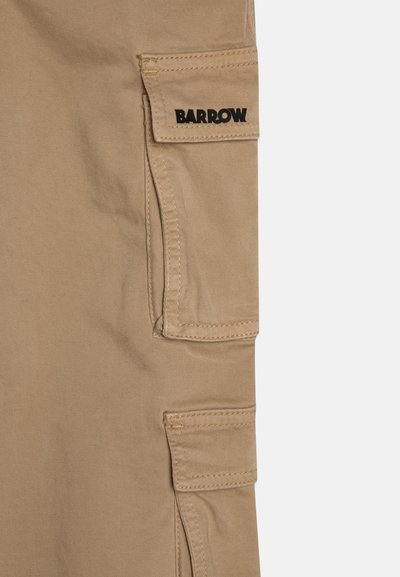 Svijetlosmeđi cargo šorts s više džepova, vidljivim šavom i crnim "BARROW" logom sa strane.