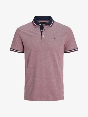 Camisa polo texturizada em vermelho e branco com colarinho azul-marinho, abertura de três botões e detalhes em riscas no colarinho e nas mangas. Logótipo da marca incluído.