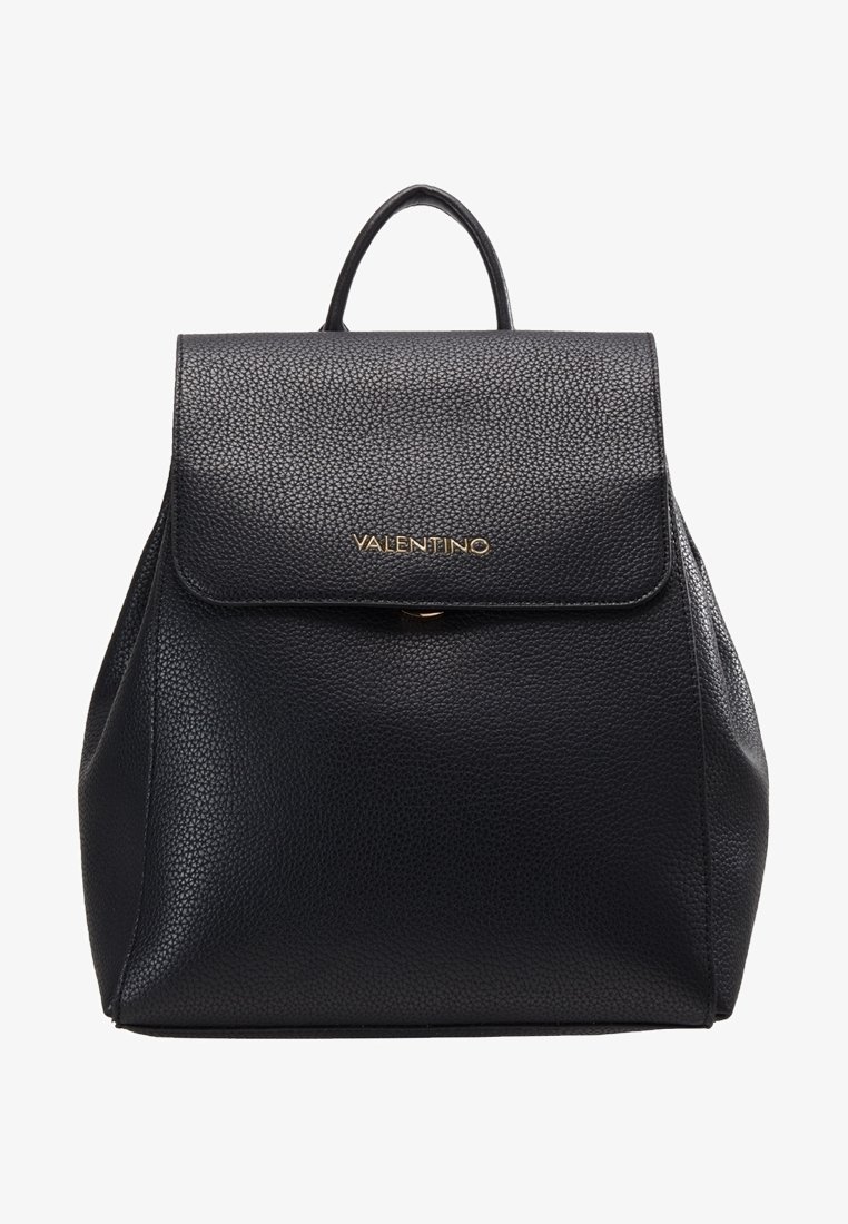 Mochila de cuero negro con superficie texturizada, cierre de solapa y logotipo dorado "Valentino". Presenta un asa en la parte superior para facilitar el transporte.