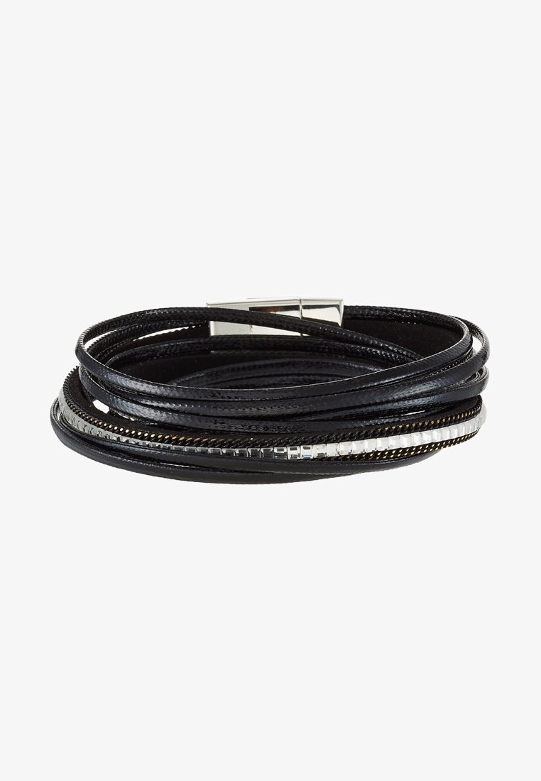 Bracelet multi-brins noir avec accents de perles argentées et un fermoir magnétique rectangulaire argenté.