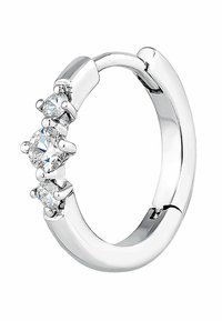 Pendiente de aro de plata que presenta tres piedras redondas y transparentes brillantes engastadas en garras a lo largo de un lado, con un acabado pulido y suave.