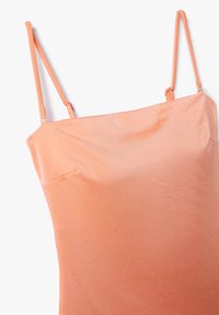 Lichtoranje satijnen camisole met dunne bandjes, gladde textuur en een subtiele glans. Kenmerkt zich door een aansluitende pasvorm en een rechte halslijn.