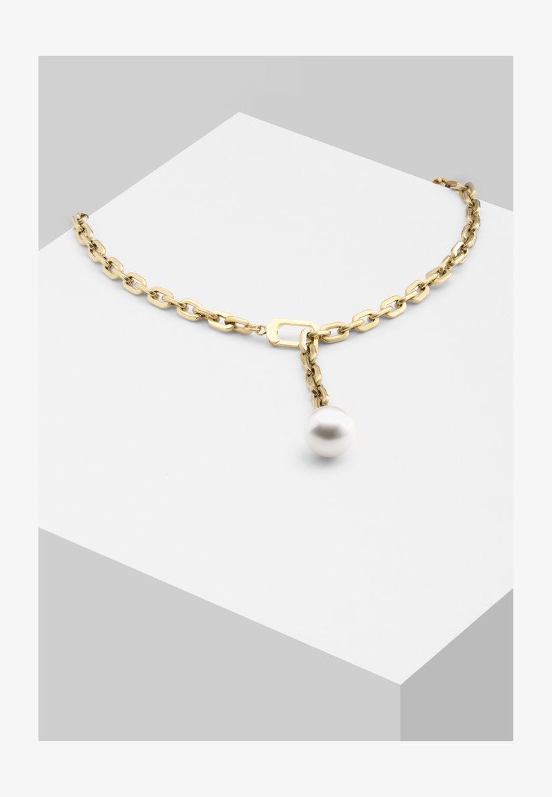 Collier en chaîne dorée avec de grands maillons, un fermoir central et un pendentif en perle blanche pendante. Conçu avec une texture lisse.