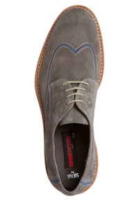 Scarpa da uomo in suede grigia con lacci beige, dettagli in cucitura blu e suola marrone vista dall'alto.