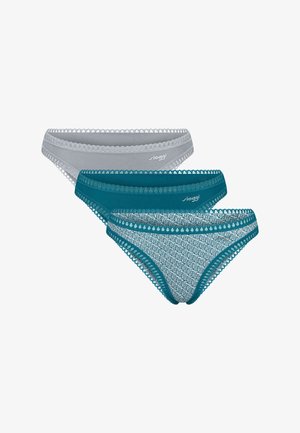 Trzy damskie majtki w stylu bikini: jedna w jednolitym jasnoszarym kolorze, jedna w jednolitym kolorze teal oraz jedna teal z białym geometrycznym wzorem, wszystkie z koronkową lamówką.