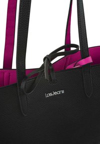 Bolso tote negro texturizado con interior rosa, que presenta asas dobles negras y un detalle atado, con el logo grabado "LoisJeans" en la parte frontal.