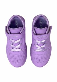 Un paio di scarpe da ginnastica Skechers viola con cinturini in velcro e lacci in satin, area delle dita perforata e rivestimento interno morbido.