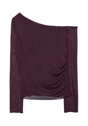 Off-shoulder majica v temno burgundski barvi, ki ima drapirano tkanino in gladko teksturo. Dolgi rokavi z nabranimi detajli na strani.