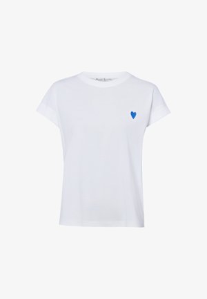 Biała koszulka z krótkim rękawem, okrągłym dekoltem i małym, niebieskim haftowanym sercem na lewej piersi.
