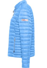 Lichtblauwe pufferjack met quiltpatroon, met ritszak aan de zijkant, staande kraag en merkembleem op de linker mouw.