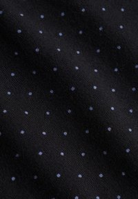 Tessuto nero con un motivo di piccoli pois azzurri distribuiti uniformemente, che mostra la trama e leggere pieghe.