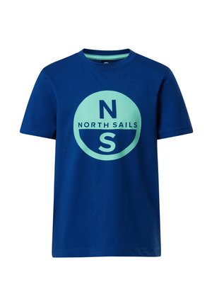 Maglietta blu a maniche corte con collo rotondo, caratterizzata da un motivo grafico a cerchio azzurro chiaro con la lettera "N" sopra la "S" e la scritta "NORTH SAILS" al centro.