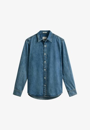 Chemise en denim à manches longues avec boutonnage devant et col, lavage bleu moyen, coutures visibles, et ourlet arrondi.
