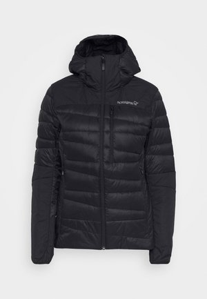 Veste isolée noire avec capuche, présentant un motif matelassé horizontal, un devant zippé et un logo sur le côté gauche de la poitrine. Matériau léger.
