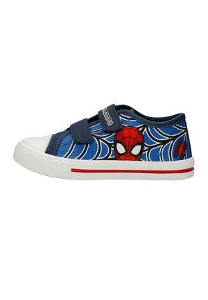 Baskets bleues pour enfants avec visage de Spiderman et motif toile d'araignée, embout blanc, bande rouge sur la semelle et deux brides velcro.