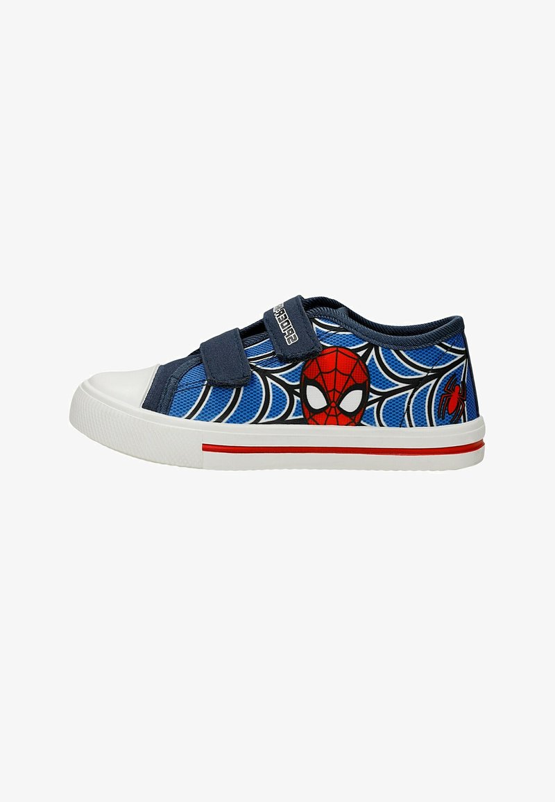 Μπλε παιδικό αθλητικό παπούτσι με πρόσωπο Spiderman και σχέδιο ιστού αράχνης, λευκή κάπα στα δάχτυλα, κόκκινη ρίγα στη σόλα και δύο λουριά με αυτοκόλλητο.