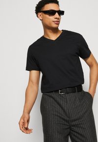 Esprit V-NECK REGULAR FIT - T-shirt basique - black