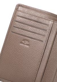 Bruine leren portefeuille met meerdere kaartsleuven, een textuur oppervlak en een reliëflogo. Beschikt over gestikte randen en een compact ontwerp.