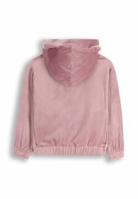 Różowy dres z weluru o miękkiej teksturze, dopasowane w talii, z kapturem z małymi uszami. Gładkie wykończenie i elastyczne mankiety dopełniają całość.