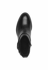Botín de cuero negro con un diseño elegante, punta redondeada, textura suave, cremallera lateral y un forro de pelo sintético en la abertura.