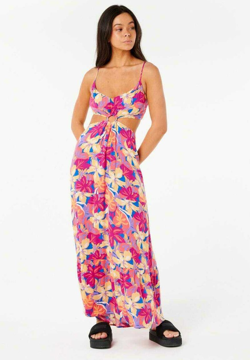Robe maxi florale en rose, orange et jaune avec un détail noué à l'avant et des découpes à la taille, fabriquée dans un tissu léger. Sandales à plateforme noires.