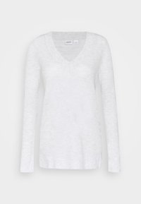 Pull blanc à manches longues avec un décolleté en V, fabriqué à partir d'un tissu texturé avec un motif subtil, présentant une coupe décontractée et un ourlet arrondi.