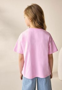 Next REGULAR FIT BEAD CHERRY - Tričko s potlačou - light pink
