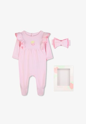 Różowy, długi baby romper z falbankami i nadrukiem truskawek, pasująca różowa opaska z kokardą oraz ramka na zdjęcia w pastelowy wzór.