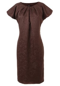 Robe marron à manches courtes, longueur genou, avec une texture paisley subtile, encolure ronde et détail plissé sur la poitrine.