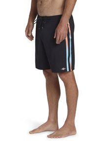 Bañador negro con cordón, que presenta rayas azul claro y coral en los lados. Material ligero, con un ajuste hasta la rodilla.