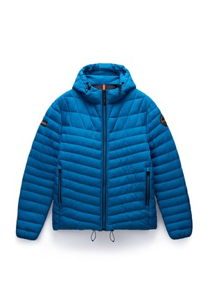 Chaqueta acolchada con capucha en azul brillante. Presenta un patrón de acolchado horizontal, cierre con cremallera en la parte delantera, dos bolsillos laterales y detalles en negro en las mangas.
