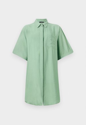 Cămașă cu mânecă scurtă dintr-un material verde deschis, cu guler, închidere frontală cu nasturi și un buzunar pe piept. Textură netedă și croială lejeră.