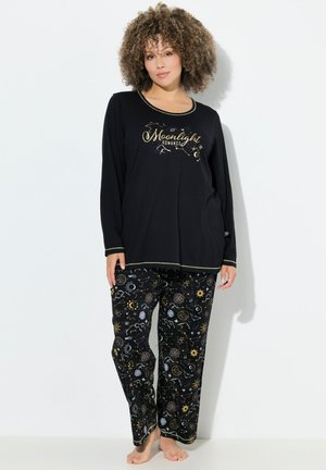 Haut à manches longues noir avec impression dorée "Moonlight Romance" ; pantalon de pyjama à motifs présentant des designs célestes en doré, blanc et bleu.