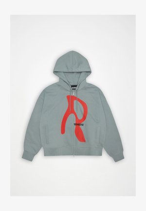 Lys grå hettejakke med glidelås, med en stor rød abstrakt "R" og tallene "13042012" trykt på forsiden, med hette og sidelommer.