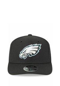 Schwarze Baseballmütze mit tailliertem Design, versehen mit einem gestickten Adler-Logo in Weiß und Türkis auf der Vorderseite. Strukturiertes Material und gebogener Schirm.