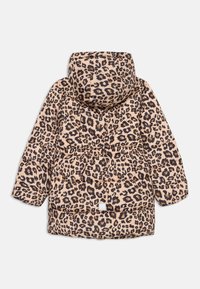 Pildīta leoparda apdruka mētelis bēšā krāsā ar tumši brūniem plankumiem, ar kapuci, elastīgu vidukli un kvadrātveida logotipa uzlīmi apakšmalā.