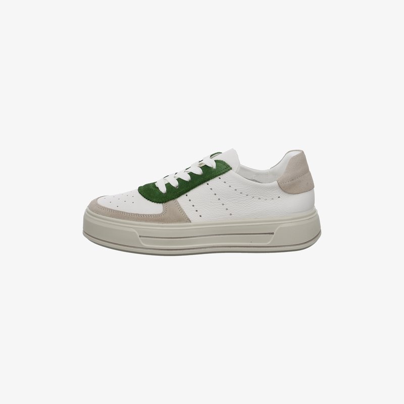 Biały niskoprofilowy sneaker z beżowymi zamszowymi akcentami, zieloną panelem sznurowadeł, białymi sznurówkami, perforowanym detalem po boku oraz grubą, kremowo-białą podeszwą.